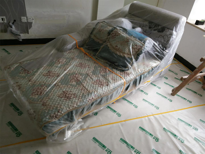 吊頂裝修家具現(xiàn)場保護：1、做好入戶門保護；各類裝修物料的進場、建筑裝修垃圾的清理都必須經(jīng)過入戶門。在對物品進行搬運時，難免會與入戶門發(fā)生磕碰及摩擦。因此，在進行成品保護時，我們首先要做好入戶門的保護。2、做好水電改造期間的成品保護；水電改造完成后，應當對各種管線進行規(guī)范的固定，以防脫落;對裸露的線頭要進行包裹，以防發(fā)生觸電的危險;做好地面裸線管的固定和保護，防止被踩壞。同時，在搬運物料時，也不要破壞地面鋪設的管線。3、做好瓷磚、地板的鋪貼保護；進行裝修施工時，磁環(huán)邊鋪邊勾縫，在崗鋪設的瓷磚、地板上堆放雜物、走動踩踏，地板沒有使用成品保護膜覆蓋等都會影響瓷磚及地板的鋪貼效果，使瓷磚出現(xiàn)施工質(zhì)量問題。