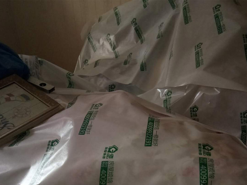 墻面局部拆除裝修：首先是外墻部分，也就是屋頂面和地面這兩塊，是不能動(dòng)搖的，因?yàn)檫@是房屋的外在防御部位。除此以外，禁止拆改配重墻和承重墻，因?yàn)榕渲貕κ欠块g與陽臺(tái)之間的門窗以下部分的墻，拆改后可能會(huì)導(dǎo)致陽臺(tái)坍塌;承重墻是預(yù)制板墻和24厘米以上的磚墻，不能拆除也不能開門窗。首先，要顧慮到隔壁鄰居的感受。因?yàn)槭┕?huì)產(chǎn)生較大的噪音，所以要先與周邊居民溝通或者是采取一些降噪措施，以免與鄰居發(fā)生糾紛。其次還要注意維護(hù)好居室的水電系統(tǒng)。在墻體的拆除之前，要對電路的改造方向詳細(xì)的考慮，因?yàn)橐话銐w中都帶有電路線管，切忌不要野蠻施工，弄斷線路。