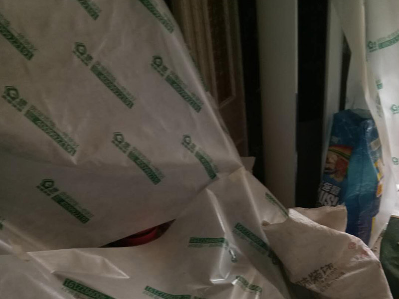 墻面局部拆除裝修：首先是外墻部分，也就是屋頂面和地面這兩塊，是不能動(dòng)搖的，因?yàn)檫@是房屋的外在防御部位。除此以外，禁止拆改配重墻和承重墻，因?yàn)榕渲貕κ欠块g與陽臺(tái)之間的門窗以下部分的墻，拆改后可能會(huì)導(dǎo)致陽臺(tái)坍塌;承重墻是預(yù)制板墻和24厘米以上的磚墻，不能拆除也不能開門窗。首先，要顧慮到隔壁鄰居的感受。因?yàn)槭┕?huì)產(chǎn)生較大的噪音，所以要先與周邊居民溝通或者是采取一些降噪措施，以免與鄰居發(fā)生糾紛。其次還要注意維護(hù)好居室的水電系統(tǒng)。在墻體的拆除之前，要對電路的改造方向詳細(xì)的考慮，因?yàn)橐话銐w中都帶有電路線管，切忌不要野蠻施工，弄斷線路。