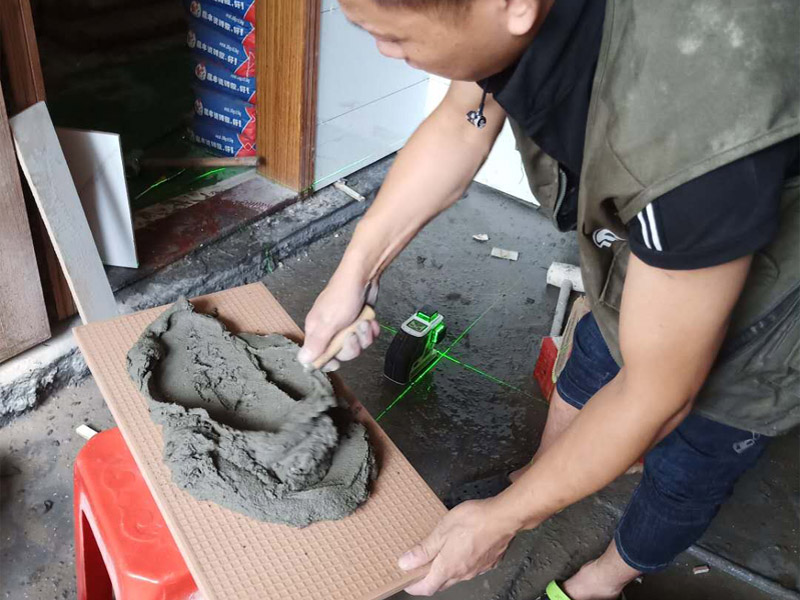 衛(wèi)生間墻面瓷磚鋪貼：首先應(yīng)除去基層表面的污垢，油漬，浮灰;除去基層上所有涂料層，膩子層;如果基層未能達到平整度要求，需對基層進行預(yù)先的找平處理；鋪貼瓷磚前需事先找好垂直線，以此為基準(zhǔn)鋪貼的瓷磚高低均勻、垂直美觀;將調(diào)制好的漿料均勻地抹在瓷磚背面，要求漿料飽滿；將瓷磚平整地鋪貼在基層上，使用橡膠錘將瓷磚拍實鋪平。