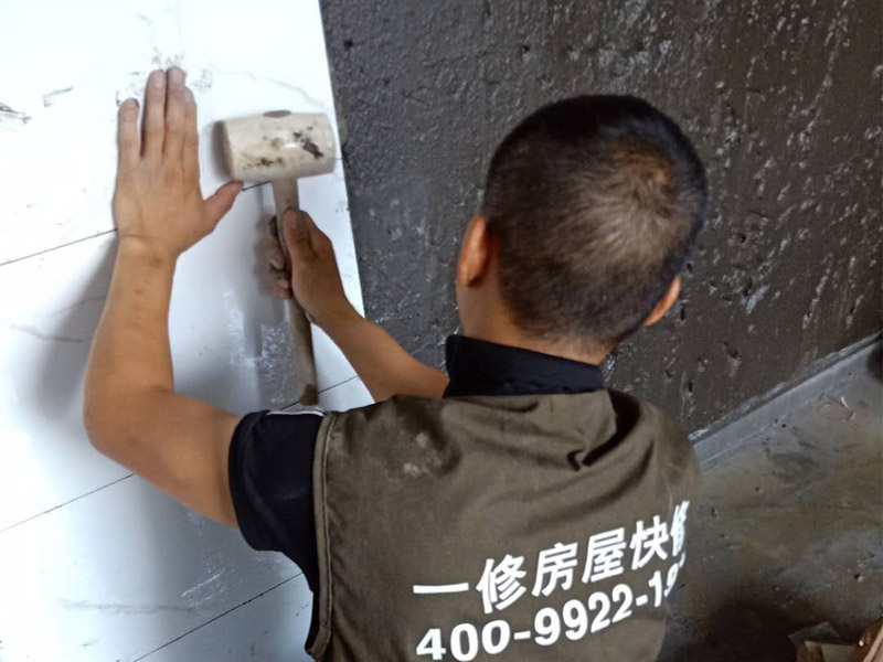 衛(wèi)生間墻面瓷磚鋪貼：首先應(yīng)除去基層表面的污垢，油漬，浮灰;除去基層上所有涂料層，膩子層;如果基層未能達到平整度要求，需對基層進行預(yù)先的找平處理；鋪貼瓷磚前需事先找好垂直線，以此為基準(zhǔn)鋪貼的瓷磚高低均勻、垂直美觀;將調(diào)制好的漿料均勻地抹在瓷磚背面，要求漿料飽滿；將瓷磚平整地鋪貼在基層上，使用橡膠錘將瓷磚拍實鋪平。