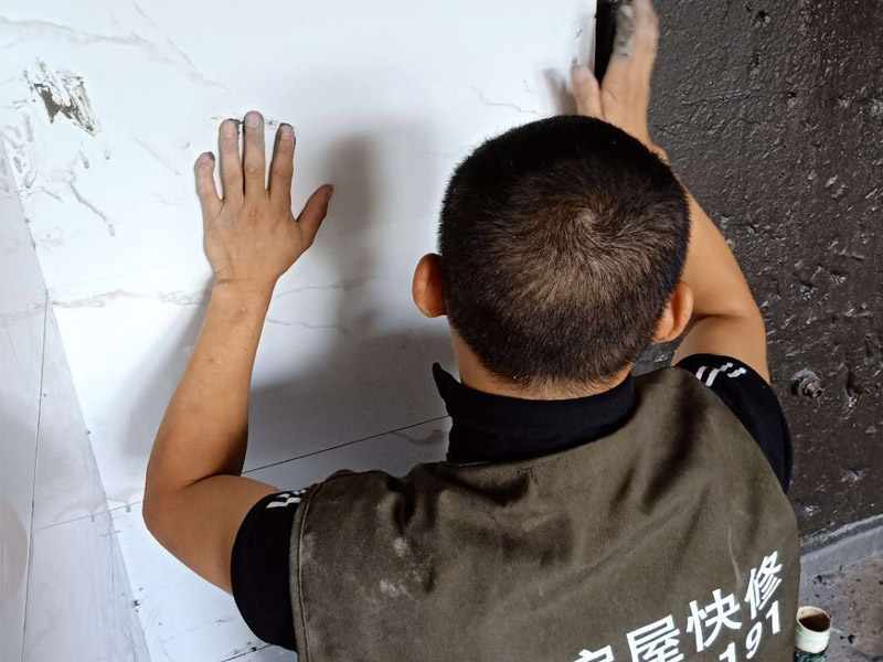 衛(wèi)生間墻面瓷磚鋪貼：首先應(yīng)除去基層表面的污垢，油漬，浮灰;除去基層上所有涂料層，膩子層;如果基層未能達到平整度要求，需對基層進行預(yù)先的找平處理；鋪貼瓷磚前需事先找好垂直線，以此為基準(zhǔn)鋪貼的瓷磚高低均勻、垂直美觀;將調(diào)制好的漿料均勻地抹在瓷磚背面，要求漿料飽滿；將瓷磚平整地鋪貼在基層上，使用橡膠錘將瓷磚拍實鋪平。
