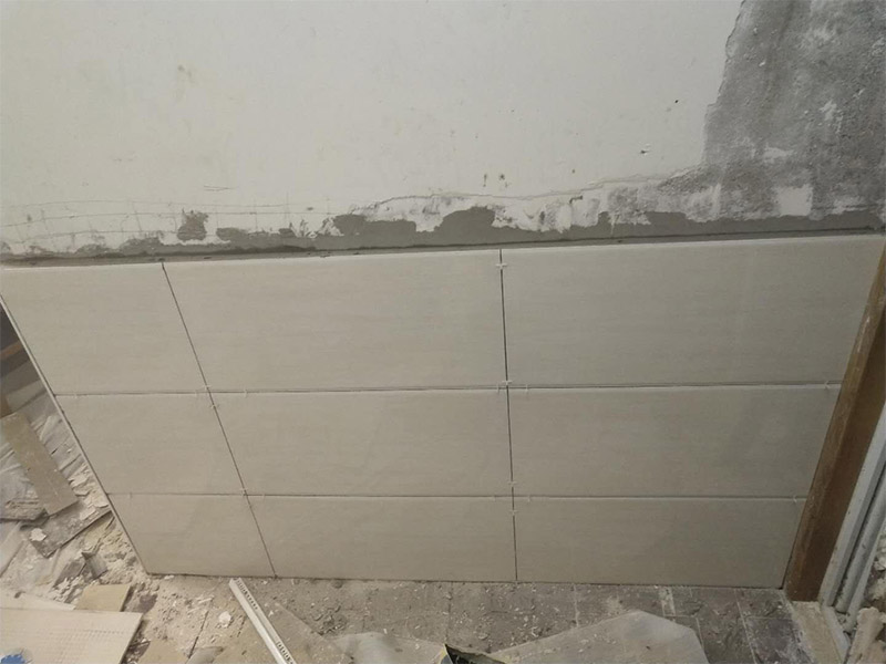 局部鏟墻貼磚裝修：1、瓷磚鋪貼之前用水浸泡：
首先將經(jīng)過預(yù)選的瓷磚背面清理干凈，并浸水2小時以上。瓷磚浸水后，在鋪貼前應(yīng)從水中取出，并用棉布擦去表面水分或?qū)⒈砻嫠至栏珊蟛拍苓M行鋪貼。
2、鋪貼瓷磚之前吊垂線：
鋪貼開始前還應(yīng)當在墻面找平層上吊垂線，以確定瓷磚的出墻尺寸線，并拉水平線，這樣鋪貼時既能夠做到表面平整，又能夠做到瓷磚橫平豎直。