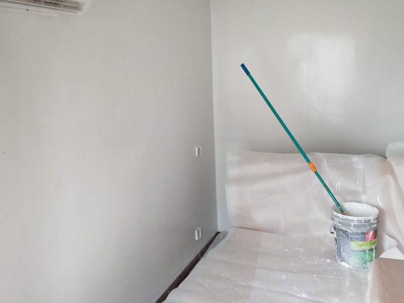 局部鏟墻貼磚裝修：1、瓷磚鋪貼之前用水浸泡：
首先將經(jīng)過預(yù)選的瓷磚背面清理干凈，并浸水2小時以上。瓷磚浸水后，在鋪貼前應(yīng)從水中取出，并用棉布擦去表面水分或?qū)⒈砻嫠至栏珊蟛拍苓M行鋪貼。
2、鋪貼瓷磚之前吊垂線：
鋪貼開始前還應(yīng)當在墻面找平層上吊垂線，以確定瓷磚的出墻尺寸線，并拉水平線，這樣鋪貼時既能夠做到表面平整，又能夠做到瓷磚橫平豎直。