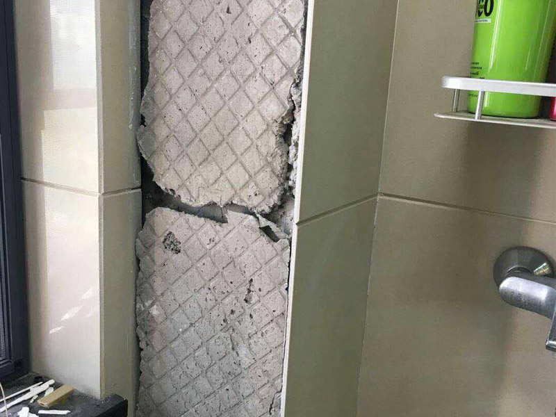 局部瓷磚重貼裝修：基層處理：將凸出墻面的混凝土剔平，對于基體為混凝土表面很光滑的要鑿毛，或用可摻界劑膠的水泥水細砂漿做小拉毛墻，也可以刷界面劑、并澆水濕潤基層。浸磚：面磚鑲貼前，應(yīng)挑選顏色、規(guī)格一致的磚；浸泡磚時，將面磚清掃干凈，放入凈水中浸泡2小時上，取出待表面晾干或擦干凈后方可使用。粘貼面磚：粘貼應(yīng)自下而上進行。抹8㎜厚1：0.1：2.5水泥石灰膏砂漿結(jié)合層，要刮平，隨抹隨自上而下粘貼面磚，要求砂漿飽滿，虧灰時，取下重貼，并隨時用靠尺檢查整度，同時保證縫隙寬度一致。面磚勾縫與擦縫：貼完經(jīng)自檢無空鼓、不平、不直后 ，用棉絲擦干凈，用鉤縫膠、白水泥或拍干白水泥擦縫，用布將縫的素擦勻，磚面擦凈。