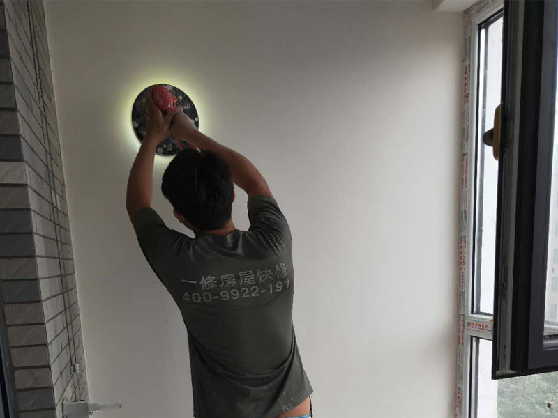 新房墻面打磨裝修：1、舊墻皮鏟除（如為新房，且墻面為水泥平整墻面，此步驟不需要）。
2、墻面清理，檢查是否有孔洞、油污、不平整的地方，如有需要，先修補(bǔ)然后施工。
3、批刮膩?zhàn)?，選用較好的墻襯一類的防水膩?zhàn)?，一般?遍，第一遍批刮后1小時(shí)表干后打磨平整。
4、批刮第二遍膩?zhàn)?，干燥后打磨，注意選用600目以上砂紙，否則墻面刮痕會(huì)嚴(yán)重。
5、用200瓦的大燈泡靠近墻面檢查是否有不平整或砂眼，如有局部修補(bǔ)。
6、用干凈毛巾徹底清理墻面灰塵，用吸塵器清理干凈。
7、調(diào)配乳膠漆底漆，選用較好的羊毛刷或使用噴涂方式施工。
8、按次序涂刷1遍底漆，2遍面漆。