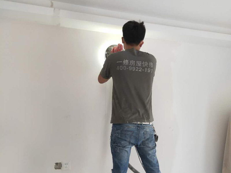 新房墻面打磨裝修：1、舊墻皮鏟除（如為新房，且墻面為水泥平整墻面，此步驟不需要）。
2、墻面清理，檢查是否有孔洞、油污、不平整的地方，如有需要，先修補(bǔ)然后施工。
3、批刮膩?zhàn)?，選用較好的墻襯一類的防水膩?zhàn)?，一般?遍，第一遍批刮后1小時(shí)表干后打磨平整。
4、批刮第二遍膩?zhàn)樱稍锖蟠蚰?，注意選用600目以上砂紙，否則墻面刮痕會(huì)嚴(yán)重。
5、用200瓦的大燈泡靠近墻面檢查是否有不平整或砂眼，如有局部修補(bǔ)。
6、用干凈毛巾徹底清理墻面灰塵，用吸塵器清理干凈。
7、調(diào)配乳膠漆底漆，選用較好的羊毛刷或使用噴涂方式施工。
8、按次序涂刷1遍底漆，2遍面漆。