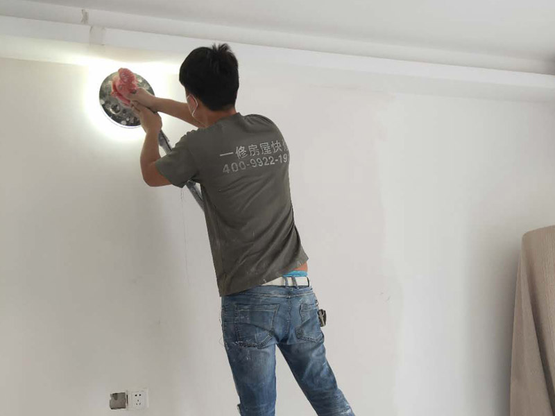 新房墻面打磨裝修：1、舊墻皮鏟除（如為新房，且墻面為水泥平整墻面，此步驟不需要）。
2、墻面清理，檢查是否有孔洞、油污、不平整的地方，如有需要，先修補(bǔ)然后施工。
3、批刮膩?zhàn)?，選用較好的墻襯一類的防水膩?zhàn)?，一般?遍，第一遍批刮后1小時(shí)表干后打磨平整。
4、批刮第二遍膩?zhàn)樱稍锖蟠蚰?，注意選用600目以上砂紙，否則墻面刮痕會(huì)嚴(yán)重。
5、用200瓦的大燈泡靠近墻面檢查是否有不平整或砂眼，如有局部修補(bǔ)。
6、用干凈毛巾徹底清理墻面灰塵，用吸塵器清理干凈。
7、調(diào)配乳膠漆底漆，選用較好的羊毛刷或使用噴涂方式施工。
8、按次序涂刷1遍底漆，2遍面漆。