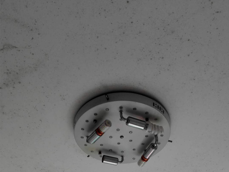 墻面起霉維修：墻壁起霉的處理：打磨、修補、刷防水涂料。
1、用砂紙打磨干凈，如果有脫層，用鏟刀處理平整；
2、如果墻面不平整，需要用膩子修補平整；如果墻面比較平整，建議先涂刷封閉底漆，然后再刷乳膠漆。
3、為了防止后期墻面再次發(fā)霉，建議再刷一層防水涂料、乳膠漆等。