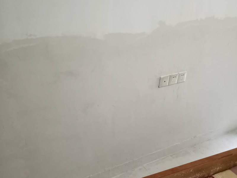 墻面修補(bǔ)裝修：先把墻面受損部位 脫落、起皮空鼓地方鏟除，并清理干凈；之后取出網(wǎng)上購(gòu)買(mǎi)的補(bǔ)墻膏套裝；取適量補(bǔ)墻膏直接批刮，等6-12小時(shí)干燥后用砂紙打磨平整，用抹布把粉塵擦拭干凈。用補(bǔ)墻漆兌入10%以內(nèi)的清水稀釋?zhuān)瑪嚢杈鶆蚝笸克?-3遍，每遍間隔3小時(shí)以上。