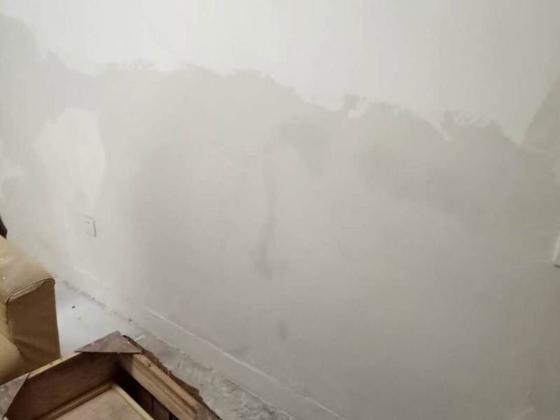 墻面修補(bǔ)裝修：先把墻面受損部位 脫落、起皮空鼓地方鏟除，并清理干凈；之后取出網(wǎng)上購(gòu)買(mǎi)的補(bǔ)墻膏套裝；取適量補(bǔ)墻膏直接批刮，等6-12小時(shí)干燥后用砂紙打磨平整，用抹布把粉塵擦拭干凈。用補(bǔ)墻漆兌入10%以內(nèi)的清水稀釋?zhuān)瑪嚢杈鶆蚝笸克?-3遍，每遍間隔3小時(shí)以上。