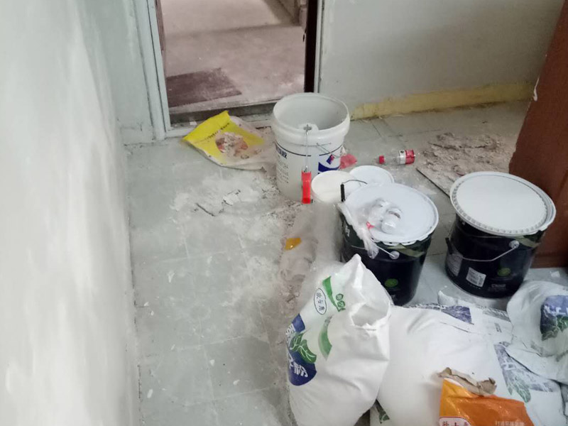 墻面修補(bǔ)裝修：先把墻面受損部位 脫落、起皮空鼓地方鏟除，并清理干凈；之后取出網(wǎng)上購(gòu)買(mǎi)的補(bǔ)墻膏套裝；取適量補(bǔ)墻膏直接批刮，等6-12小時(shí)干燥后用砂紙打磨平整，用抹布把粉塵擦拭干凈。用補(bǔ)墻漆兌入10%以內(nèi)的清水稀釋?zhuān)瑪嚢杈鶆蚝笸克?-3遍，每遍間隔3小時(shí)以上。