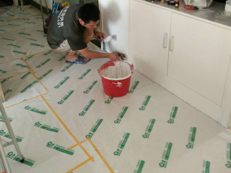 踢腳線維修方案：1.鉆孔：鉆孔前要觀察好水電的布線走向，以防出錯。鉆孔的間隔不能太大，不然踢腳線難以貼住墻面。鉆孔的間隔應(yīng)在40cm左右，接口處的間隔應(yīng)小一點。將小木條釘入剛才打好的孔中。2.固定：固定踢腳線前要對墻面進行平整、清理，不然踢腳線安裝上去后，不能完全貼緊墻面，會留下難看的縫隙。3.邊角處理：墻角處，踢腳線相交的地方，踢腳線的邊緣要進行45度角的裁切，這樣接口處就不會留下難看的痕跡。將裁切好的踢腳線進行固定。4.踢腳線安裝要點： 固定踢腳線的釘子要用專門的螺紋釘，這樣的固定效果更好，不易松動。大家要注意廠商是否偷工減料的。