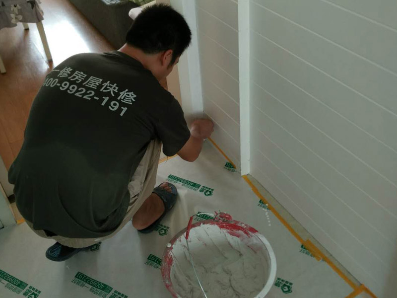 踢腳線維修方案：1.鉆孔：鉆孔前要觀察好水電的布線走向，以防出錯。鉆孔的間隔不能太大，不然踢腳線難以貼住墻面。鉆孔的間隔應(yīng)在40cm左右，接口處的間隔應(yīng)小一點。將小木條釘入剛才打好的孔中。2.固定：固定踢腳線前要對墻面進行平整、清理，不然踢腳線安裝上去后，不能完全貼緊墻面，會留下難看的縫隙。3.邊角處理：墻角處，踢腳線相交的地方，踢腳線的邊緣要進行45度角的裁切，這樣接口處就不會留下難看的痕跡。將裁切好的踢腳線進行固定。4.踢腳線安裝要點： 固定踢腳線的釘子要用專門的螺紋釘，這樣的固定效果更好，不易松動。大家要注意廠商是否偷工減料的。