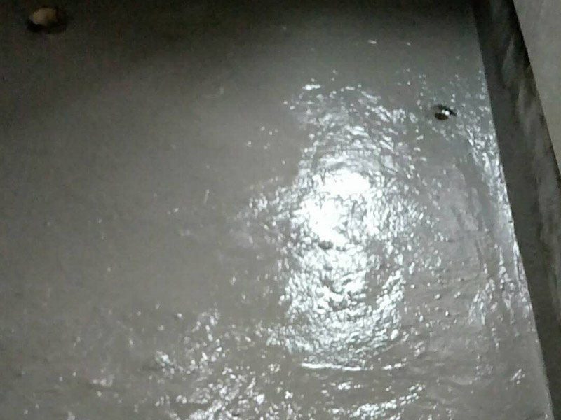 衛(wèi)生間地面找平裝修：清理基層：將基層表面的積灰、浮漿、油污及雜物清掃掉并沖洗干凈，明顯凹陷處應用水泥砂漿或細石砼墊平，表面光滑處應鑿毛并清刷干凈。抹砂漿前1天澆水濕潤，表面積水應予排除。貼灰餅：根據(jù)墻面彈線標高，用1∶2干硬性水泥砂漿在基層上做灰餅，大小約50mm見方，縱橫間距約1.5m左右，如局部厚度薄于10mm時，應調(diào)整其厚度或?qū)⒏叱龅木植炕鶎予徣?。找平、壓頭遍：鋪抹砂漿后，隨即用鋁合金杠按灰餅高度，將砂漿找平，用木抹子搓揉壓實，將砂眼、腳印等消除后，用靠尺檢查平整度，抹時應用力均勻，并后退著操作。待砂漿收水后，隨即用鐵抹子進行頭遍抹平壓實至起漿為止。