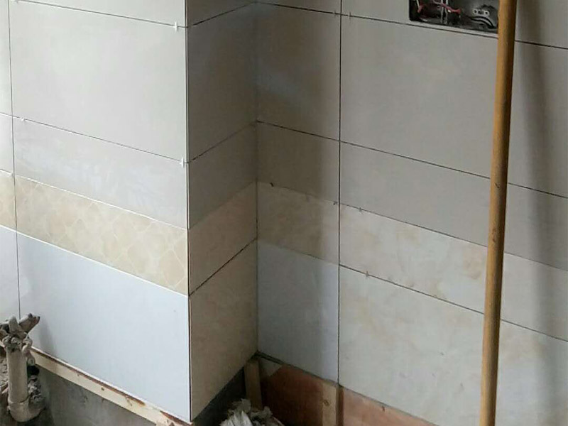 廁所墻面貼磚裝修：1.首先將經(jīng)過預(yù)選的瓷磚背面清理干凈，并浸水2小時(shí)以上；2.鋪貼開始前還應(yīng)當(dāng)在墻面找平層上吊垂線，以確定瓷磚的出墻尺寸線；3.鋪瓷磚一般從陽角或門窗邊開始，按由下而上，自左至右的順序進(jìn)行；4.鋪瓷磚時(shí)，應(yīng)及時(shí)將瓷磚縫中多余的粘接材料刮理干凈，并用濕棉布擦去面磚上的污跡，千萬不要等到粘接材料干硬后再擦拭清洗，那樣不但不能清洗干凈，如果用硬物刮除又會損害釉面層。