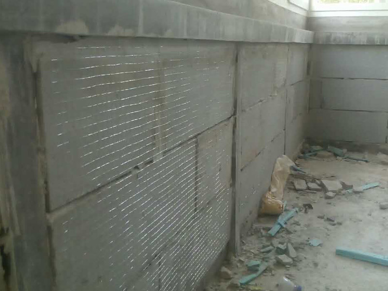 白灰墻面掛網(wǎng)抹灰裝修：1  基層處理：抹灰前檢查加氣混凝土墻體，對(duì)松動(dòng)、灰漿不飽滿的拼縫及粱、板下的頂頭縫，用摻用水量10%的建筑膠灰漿填塞密實(shí)。將露出墻面的舌頭灰刮凈，墻面的凸出部位剔鑿平整。墻面坑凹不平處、砌塊缺楞掉角的以及剔鑿的設(shè)備管線槽、洞，應(yīng)用膠灰整修密實(shí)、平順。2  灑水濕潤：將墻面浮土清掃干凈，分?jǐn)?shù)遍澆水濕潤。由于加氣混凝土塊吸水速度先快后慢，吸水量慢而延續(xù)時(shí)間長，故應(yīng)增加澆水的次數(shù)，使抹灰層有良好的凝結(jié)硬化條件，不致在砂漿的硬化過程中水分被加氣混凝土吸走。3  貼灰餅、沖筋：用托線板檢測一遍墻面不同部位的垂直、平整情況，以墻面的實(shí)際高度決定灰餅和沖筋的數(shù)量。