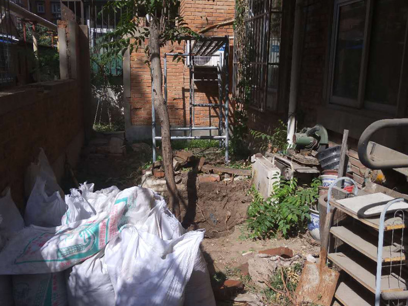 管道檢查和建渣搬運(yùn)裝修：首先，要關(guān)閉總水閘。然后，用軟管固定在冷熱水管的兩端。同時(shí)，把儀器的一端固定在同一空間的另一根水管上。在使用儀器時(shí)，要擰好每一處接口，不能漏氣，這樣測(cè)得的水壓才準(zhǔn)確。一切就緒，就可以準(zhǔn)備加壓進(jìn)行測(cè)試了。將水壓提高，測(cè)試水管的承壓量，看是否出現(xiàn)水管滲漏現(xiàn)象。檢測(cè)師把水壓打高，按照通俗的說(shuō)法，這個(gè)時(shí)候水壓是8斤。檢查各處水管，看看是否有滲水、漏水現(xiàn)象。檢測(cè)師用手摸摸水管，看有沒(méi)有滴水。整個(gè)測(cè)水壓過(guò)程需要30分鐘，如果沒(méi)有出現(xiàn)滲水漏水現(xiàn)象，就說(shuō)明管道沒(méi)有問(wèn)題。水管隨著使用時(shí)間的增加，老化等情況不可避免，若出現(xiàn)漏水等情況可以及時(shí)更換水管。