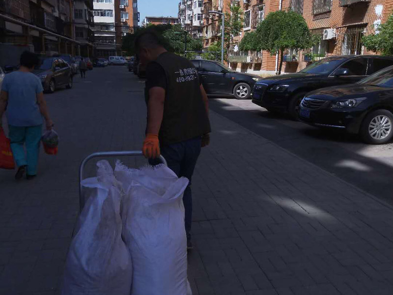 管道檢查和建渣搬運(yùn)裝修：首先，要關(guān)閉總水閘。然后，用軟管固定在冷熱水管的兩端。同時(shí)，把儀器的一端固定在同一空間的另一根水管上。在使用儀器時(shí)，要擰好每一處接口，不能漏氣，這樣測(cè)得的水壓才準(zhǔn)確。一切就緒，就可以準(zhǔn)備加壓進(jìn)行測(cè)試了。將水壓提高，測(cè)試水管的承壓量，看是否出現(xiàn)水管滲漏現(xiàn)象。檢測(cè)師把水壓打高，按照通俗的說(shuō)法，這個(gè)時(shí)候水壓是8斤。檢查各處水管，看看是否有滲水、漏水現(xiàn)象。檢測(cè)師用手摸摸水管，看有沒(méi)有滴水。整個(gè)測(cè)水壓過(guò)程需要30分鐘，如果沒(méi)有出現(xiàn)滲水漏水現(xiàn)象，就說(shuō)明管道沒(méi)有問(wèn)題。水管隨著使用時(shí)間的增加，老化等情況不可避免，若出現(xiàn)漏水等情況可以及時(shí)更換水管。