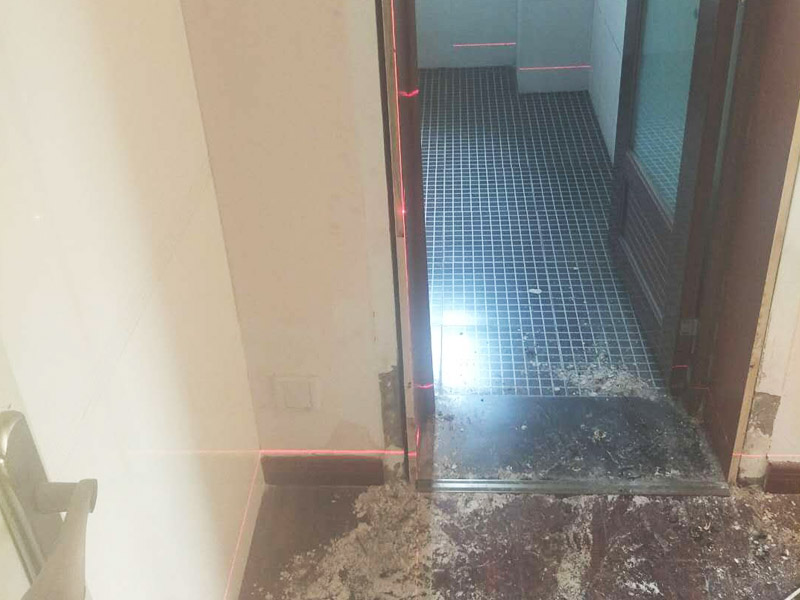 浴室柜和踢腳線安裝：1、與地磚一起鋪貼有些家居裝修安裝的為瓷磚踢腳線,瓷磚踢腳線和其他材質(zhì)的踢腳線安裝時間不同,瓷磚踢腳線在進行地磚鋪貼的時候一塊進行就行了。2、鋪貼壁紙后安裝有的家居墻面裝修選用了壁紙,這就需要在鋪貼完壁紙和地板以后再進行踢腳線的安裝。3、刮大白前安裝踢腳線通常都會在裝修進行刮大白這道工序前實行安裝,倘若先安裝地板和踢腳線再進行刮大白,那刮大白的灰將會弄到地板和踢腳線上,難處理。