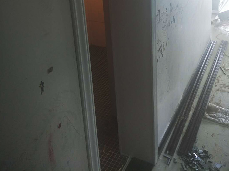 浴室柜和踢腳線安裝：1、與地磚一起鋪貼有些家居裝修安裝的為瓷磚踢腳線,瓷磚踢腳線和其他材質(zhì)的踢腳線安裝時間不同,瓷磚踢腳線在進行地磚鋪貼的時候一塊進行就行了。2、鋪貼壁紙后安裝有的家居墻面裝修選用了壁紙,這就需要在鋪貼完壁紙和地板以后再進行踢腳線的安裝。3、刮大白前安裝踢腳線通常都會在裝修進行刮大白這道工序前實行安裝,倘若先安裝地板和踢腳線再進行刮大白,那刮大白的灰將會弄到地板和踢腳線上,難處理。