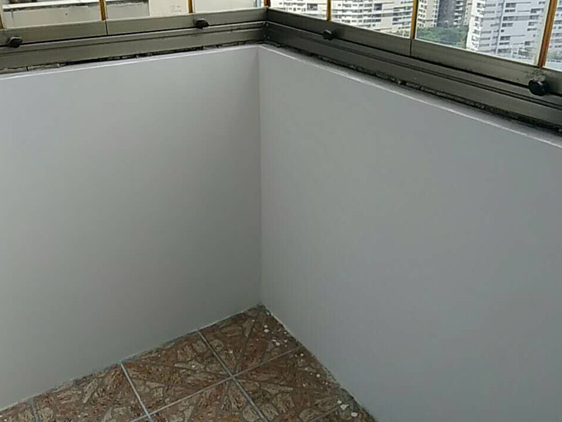 陽(yáng)臺(tái)刷漆翻新裝修：如果你是用來(lái)曬衣服，放洗衣機(jī)的話。那么陽(yáng)臺(tái)肯定是需要做防水的，而且貼瓷磚是首選，貼瓷磚的防水性能好，讓陽(yáng)臺(tái)的使用壽命變得更長(zhǎng)，如果你打算做陽(yáng)臺(tái)休閑區(qū)，可以考慮刷乳膠漆。具體例子如下。陽(yáng)臺(tái)美觀；如果陽(yáng)臺(tái)與室內(nèi)打通的話，就要用跟室內(nèi)一致的玻化磚，這樣整體感更強(qiáng)。乳膠漆雖然顏色多樣，但是很難防水，而且得用專業(yè)的外墻漆，這樣才能避免墻皮開裂、發(fā)霉。有的人擔(dān)心貼瓷磚會(huì)影響墻面美觀，其實(shí)貼上淺色的瓷磚反而會(huì)顯得陽(yáng)臺(tái)透亮，注意不要選顏色過深的。