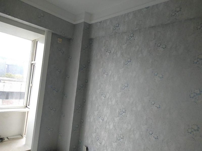 墻面壁紙更換：保證墻面堅(jiān)實(shí)、平坦，運(yùn)用鋼刷或是其他的工具收拾潔凈墻面，讓水泥墻面盡量無浮土、浮沉。在墻面輥一遍混凝土的界面劑，盡量均勻，待其單調(diào)后，就可以刮膩?zhàn)恿?。一般的墻面?遍面膩?zhàn)蛹纯?，不僅能找平，還能罩住底色。平坦度比較差的膩?zhàn)右诓糠侄喙螏妆?。用砂紙打磨膩?zhàn)印Ｄ佔(zhàn)油耆蠌?qiáng)度之后(5-7天)會變得十分堅(jiān)實(shí)，這時(shí)再打磨就會變得十分困難。所以，主張刮過膩?zhàn)又蟮?~2天便開始進(jìn)行膩?zhàn)哟蚰?。這是為了在墻面和壁紙之間構(gòu)成一道維護(hù)膜，既安靖了墻面，又能防止水分、鹽、堿滲透腐蝕墻紙，可以有用維護(hù)壁紙材料不受霉菌的腐蝕。