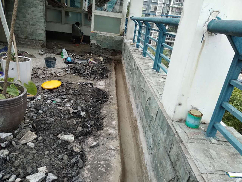 屋頂排水溝抹灰防水裝修：1．在干燥基面上施工防水涂料前應先濕潤基面至無明水為準，若基面潮濕但無明水可直接施工。 2．按配比先將防水漿料乳液倒入拌料桶中，然后再將粉料倒入，充分攪拌至均勻、無料粒糊狀，靜置十分鐘后再攪拌一下，效果更佳。 3．用毛刷或滾刷直接將膠漿涂刷在基面上，待第一層完全干透后（約2小時或手擦不粘為準），再涂刷第二遍，兩遍的涂刷方向應交錯。 4．在操作進程中應保持間斷性攪拌以防止膠漿沉淀。aqbzp_9 5．待防水層完全干固后，方可在其上面做砂漿保護層或其它覆蓋層。