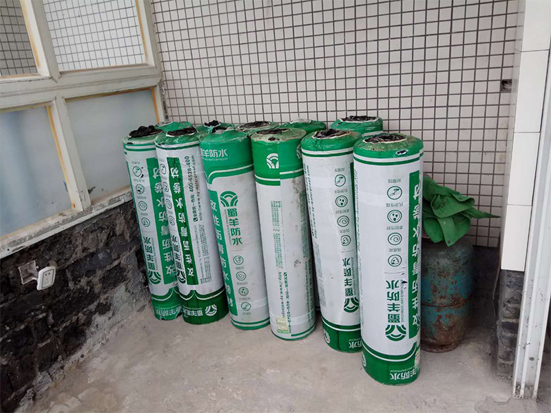 屋頂排水溝抹灰防水裝修：1．在干燥基面上施工防水涂料前應先濕潤基面至無明水為準，若基面潮濕但無明水可直接施工。 2．按配比先將防水漿料乳液倒入拌料桶中，然后再將粉料倒入，充分攪拌至均勻、無料粒糊狀，靜置十分鐘后再攪拌一下，效果更佳。 3．用毛刷或滾刷直接將膠漿涂刷在基面上，待第一層完全干透后（約2小時或手擦不粘為準），再涂刷第二遍，兩遍的涂刷方向應交錯。 4．在操作進程中應保持間斷性攪拌以防止膠漿沉淀。aqbzp_9 5．待防水層完全干固后，方可在其上面做砂漿保護層或其它覆蓋層。