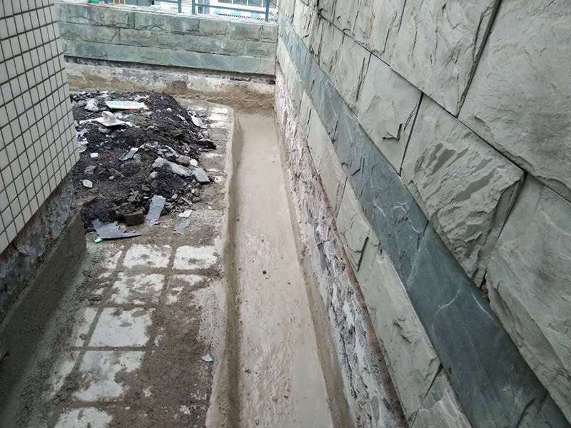 屋頂排水溝抹灰防水裝修：1．在干燥基面上施工防水涂料前應先濕潤基面至無明水為準，若基面潮濕但無明水可直接施工。 2．按配比先將防水漿料乳液倒入拌料桶中，然后再將粉料倒入，充分攪拌至均勻、無料粒糊狀，靜置十分鐘后再攪拌一下，效果更佳。 3．用毛刷或滾刷直接將膠漿涂刷在基面上，待第一層完全干透后（約2小時或手擦不粘為準），再涂刷第二遍，兩遍的涂刷方向應交錯。 4．在操作進程中應保持間斷性攪拌以防止膠漿沉淀。aqbzp_9 5．待防水層完全干固后，方可在其上面做砂漿保護層或其它覆蓋層。