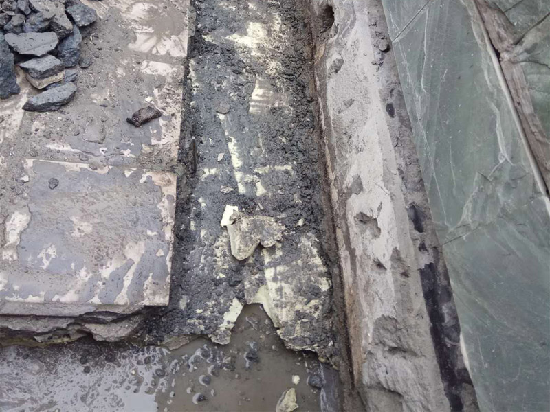 屋頂排水溝抹灰防水裝修：1．在干燥基面上施工防水涂料前應先濕潤基面至無明水為準，若基面潮濕但無明水可直接施工。 2．按配比先將防水漿料乳液倒入拌料桶中，然后再將粉料倒入，充分攪拌至均勻、無料粒糊狀，靜置十分鐘后再攪拌一下，效果更佳。 3．用毛刷或滾刷直接將膠漿涂刷在基面上，待第一層完全干透后（約2小時或手擦不粘為準），再涂刷第二遍，兩遍的涂刷方向應交錯。 4．在操作進程中應保持間斷性攪拌以防止膠漿沉淀。aqbzp_9 5．待防水層完全干固后，方可在其上面做砂漿保護層或其它覆蓋層。