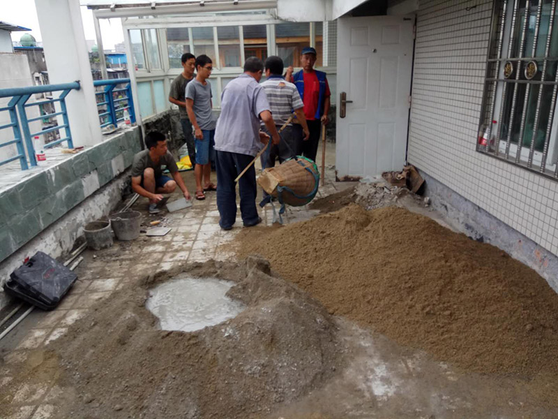 屋頂排水溝抹灰防水裝修：1．在干燥基面上施工防水涂料前應先濕潤基面至無明水為準，若基面潮濕但無明水可直接施工。 2．按配比先將防水漿料乳液倒入拌料桶中，然后再將粉料倒入，充分攪拌至均勻、無料粒糊狀，靜置十分鐘后再攪拌一下，效果更佳。 3．用毛刷或滾刷直接將膠漿涂刷在基面上，待第一層完全干透后（約2小時或手擦不粘為準），再涂刷第二遍，兩遍的涂刷方向應交錯。 4．在操作進程中應保持間斷性攪拌以防止膠漿沉淀。aqbzp_9 5．待防水層完全干固后，方可在其上面做砂漿保護層或其它覆蓋層。