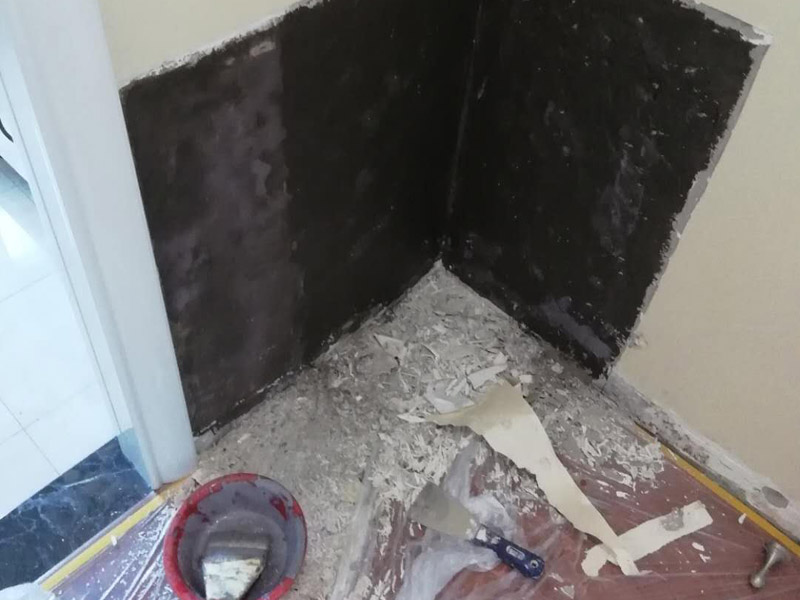 局部墻面修補維修：白墻或者裸墻局部鼓起或者輕微龜裂剝落的話，可以把出現(xiàn)問題的地方鏟除，并將鏟除后的邊緣磨平滑后，重新刮一次膩子，上底漆，再刷再涂，這樣就可以及時修補，不過可能會跟原來的墻面有一點色差。 對于局部剝落比較嚴重的情況，就有必要考慮是否是墻面基底根本沒做好的原因。將原墻體鏟除至墻面基層，用界面劑或者封固底漆重新涂刷一遍，再按照粉刷石膏找平、貼網(wǎng)格布(加固防裂)、批刮墻襯三遍后打磨平整，整個基層質(zhì)量此時就會好很多。