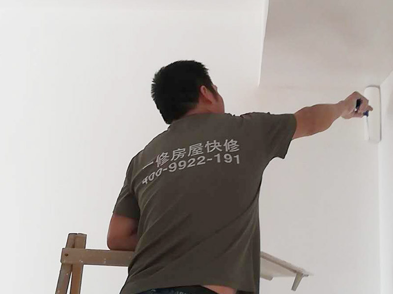 墻面粉刷裝修：1、基層處理：將墻面起皮及松動處清除干凈，并用水泥砂漿補抹。有裂縫的地方一般用牛皮紙帶和白乳膠貼住裂縫。2、刷界面劑：界面劑能夠增強對基層的粘結(jié)力，避免了抹灰層空鼓、起殼的現(xiàn)象，從而代替人工鑿毛處理，省時省力。3、墻面找平：凹凸不平的墻面需要找平，對于墻面不平的地方要用粉刷石膏找平，使得墻面的誤差不超過3毫米。4、批刮膩子：選用顆粒細度較高和質(zhì)地較硬的膩子為佳，膩子要批三遍。5、打磨：盡量用較細的砂紙，如果砂紙?zhí)值脑挄粝潞苌畹纳昂邸?、刷底漆：底漆一定要刷勻，確保墻面每個地方都刷到，如果墻面吃漆量較大，底漆最好適量的多加一點水，以確保能夠涂刷均勻。7、找補：膩子打磨完畢之后，會留有一些瑕疵，一般情況下很難看清，只有刷過一遍漆之后才會很明顯，這時候就需要找補了。8、刷面漆：不要加過量的水，會影響漆膜厚度、手感和漆膜的硬度。