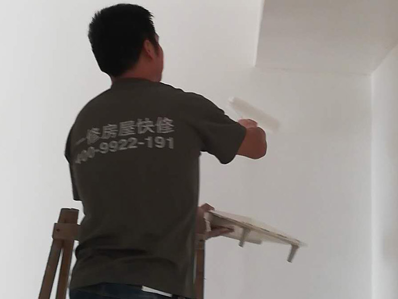 墻面粉刷裝修：1、基層處理：將墻面起皮及松動處清除干凈，并用水泥砂漿補抹。有裂縫的地方一般用牛皮紙帶和白乳膠貼住裂縫。2、刷界面劑：界面劑能夠增強對基層的粘結(jié)力，避免了抹灰層空鼓、起殼的現(xiàn)象，從而代替人工鑿毛處理，省時省力。3、墻面找平：凹凸不平的墻面需要找平，對于墻面不平的地方要用粉刷石膏找平，使得墻面的誤差不超過3毫米。4、批刮膩子：選用顆粒細度較高和質(zhì)地較硬的膩子為佳，膩子要批三遍。5、打磨：盡量用較細的砂紙，如果砂紙?zhí)值脑挄粝潞苌畹纳昂邸?、刷底漆：底漆一定要刷勻，確保墻面每個地方都刷到，如果墻面吃漆量較大，底漆最好適量的多加一點水，以確保能夠涂刷均勻。7、找補：膩子打磨完畢之后，會留有一些瑕疵，一般情況下很難看清，只有刷過一遍漆之后才會很明顯，這時候就需要找補了。8、刷面漆：不要加過量的水，會影響漆膜厚度、手感和漆膜的硬度。