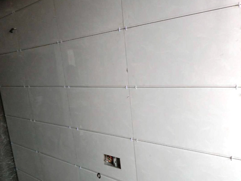 衛(wèi)生間貼瓷磚裝修：廚房貼瓷磚，客廳吊頂：首先應(yīng)除去基層表面的污垢，油漬，浮灰;除去基層上所有涂料層，膩?zhàn)訉?如果基層未能達(dá)到平整度要求，需對(duì)基層進(jìn)行預(yù)先的找平處理；接著加水后將粘結(jié)劑漿料攪拌至潤(rùn)滑均勻，無(wú)明顯塊狀或糊狀結(jié)塊，攪拌后的漿料靜置5-10分鐘后再稍加攪拌1-2分鐘即可使用；然后將瓷磚平整地鋪貼在基層上，使用橡膠錘將瓷磚拍實(shí)鋪平。施工過(guò)程中，可小幅度轉(zhuǎn)動(dòng)瓷磚，使?jié){料與瓷磚背面充分接觸。根據(jù)磚的尺寸，在磚與磚之間預(yù)留相應(yīng)尺寸的縫隙留待嵌縫，瓷磚鋪貼結(jié)束后24小時(shí)，可進(jìn)行嵌縫施工。最后將調(diào)制好的嵌縫劑均勻地涂在磚與磚的地方。