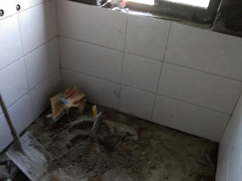 衛(wèi)生間貼瓷磚裝修：廚房貼瓷磚，客廳吊頂：首先應(yīng)除去基層表面的污垢，油漬，浮灰;除去基層上所有涂料層，膩?zhàn)訉?如果基層未能達(dá)到平整度要求，需對(duì)基層進(jìn)行預(yù)先的找平處理；接著加水后將粘結(jié)劑漿料攪拌至潤(rùn)滑均勻，無(wú)明顯塊狀或糊狀結(jié)塊，攪拌后的漿料靜置5-10分鐘后再稍加攪拌1-2分鐘即可使用；然后將瓷磚平整地鋪貼在基層上，使用橡膠錘將瓷磚拍實(shí)鋪平。施工過(guò)程中，可小幅度轉(zhuǎn)動(dòng)瓷磚，使?jié){料與瓷磚背面充分接觸。根據(jù)磚的尺寸，在磚與磚之間預(yù)留相應(yīng)尺寸的縫隙留待嵌縫，瓷磚鋪貼結(jié)束后24小時(shí)，可進(jìn)行嵌縫施工。最后將調(diào)制好的嵌縫劑均勻地涂在磚與磚的地方。