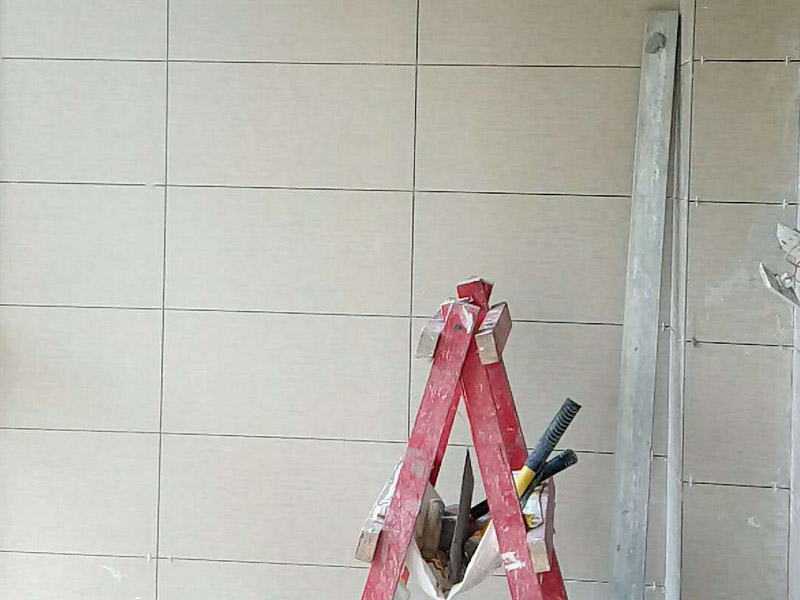 衛(wèi)生間貼瓷磚裝修：廚房貼瓷磚，客廳吊頂：首先應(yīng)除去基層表面的污垢，油漬，浮灰;除去基層上所有涂料層，膩?zhàn)訉?如果基層未能達(dá)到平整度要求，需對(duì)基層進(jìn)行預(yù)先的找平處理；接著加水后將粘結(jié)劑漿料攪拌至潤(rùn)滑均勻，無(wú)明顯塊狀或糊狀結(jié)塊，攪拌后的漿料靜置5-10分鐘后再稍加攪拌1-2分鐘即可使用；然后將瓷磚平整地鋪貼在基層上，使用橡膠錘將瓷磚拍實(shí)鋪平。施工過(guò)程中，可小幅度轉(zhuǎn)動(dòng)瓷磚，使?jié){料與瓷磚背面充分接觸。根據(jù)磚的尺寸，在磚與磚之間預(yù)留相應(yīng)尺寸的縫隙留待嵌縫，瓷磚鋪貼結(jié)束后24小時(shí)，可進(jìn)行嵌縫施工。最后將調(diào)制好的嵌縫劑均勻地涂在磚與磚的地方。