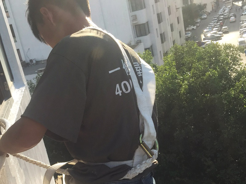 高空外墻粉刷裝修:1、基層處理：在對(duì)外墻粉刷之前，首先需要將墻面基層的灰塵與雜志清理干凈，那些比較破舊的層面與耐水性較差的涂層需要鏟除，如果表面有凹凸不平的地方，則需要用水泥砂漿進(jìn)行抹平。2、刷底膠：在對(duì)墻面刷底膠時(shí)，需要先將膠水按照說(shuō)明書(shū)上注明的比例進(jìn)行稀釋，稀釋好之后，再將膠水用輥筒均勻涂刷墻面兩遍左右，注意膠水的薄厚要均勻，不能過(guò)多也不能過(guò)少。3、局部補(bǔ)膩?zhàn)樱夯鶎拥啄z干燥之后，則需用膩?zhàn)訉γ嬲移健?、滿刮膩?zhàn)樱耗佔(zhàn)臃旁谕邪逯?，讓后再用橡皮刮板?duì)墻面進(jìn)行涂刷，最好從上往下涂，最好涂刷2到三遍，需要注意的是，膩?zhàn)硬荒芡克⑻?，膩?zhàn)油克⒑笮枰蒙凹堖M(jìn)行打磨，打磨力度需要合適，打磨完之后需要將表面灰塵給清除。5、刷底涂料：采用滾筒對(duì)墻面涂刷，涂刷時(shí)需要均勻，不能漏刷，也不能刷得過(guò)厚，底料干后，如果表面有要進(jìn)行修補(bǔ)的地方，最好用膩?zhàn)舆M(jìn)行修復(fù)在進(jìn)行砂平。