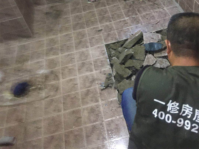 衛(wèi)生間地面拆除裝修：1、若是家里的地磚已經(jīng)是出現(xiàn)部分破損、很多空鼓或者剝落、外層釉質(zhì)已經(jīng)磨損，或難洗的污漬，通常這時(shí)就要對(duì)地磚進(jìn)行拆除更新才行，或是對(duì)它進(jìn)行簡單修補(bǔ)一下就可以了。假如只考慮更換幾塊地磚，這種難度就會(huì)比較大，因?yàn)槭褂昧撕芏嗄曛?，有可能?huì)出現(xiàn)找不到色彩一樣的地磚情況，這樣下去就會(huì)影響美觀。2、假如是為了節(jié)省開支或者手頭不寬裕，那么在地磚基礎(chǔ)完好的情況可以不更換，但是一定要在裝修后期，把所有地磚勾縫鏟除重新做。因?yàn)橐郧伴L期使用過的地磚縫中會(huì)有很多細(xì)菌或臟污存在，必須清除，并且重新勾縫后會(huì)顯得更好看。通常情況下，我們建議您在改造時(shí)把廚房和衛(wèi)生間的地磚一起拆除重做。