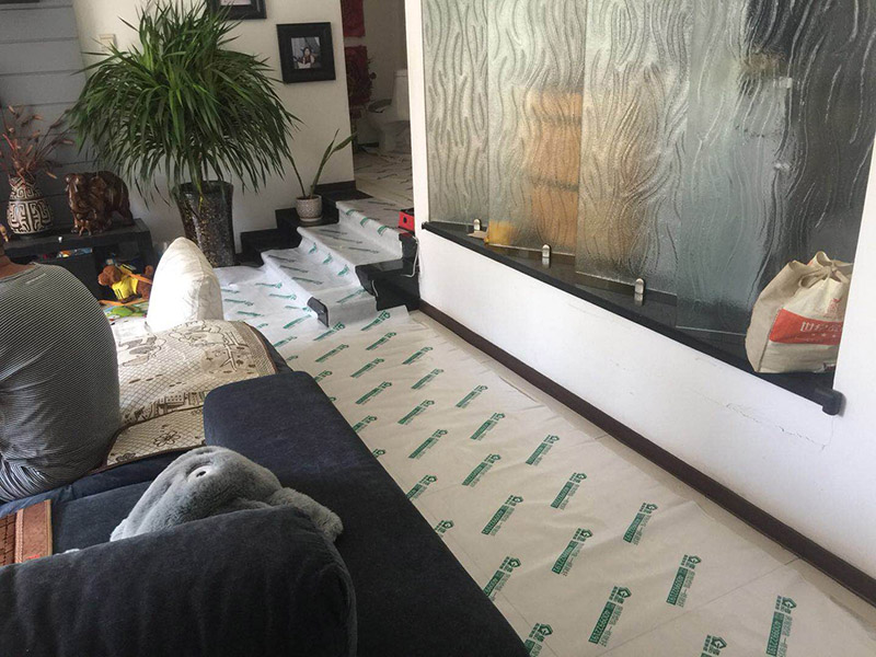 衛(wèi)生間地面拆除裝修：1、若是家里的地磚已經(jīng)是出現(xiàn)部分破損、很多空鼓或者剝落、外層釉質(zhì)已經(jīng)磨損，或難洗的污漬，通常這時(shí)就要對(duì)地磚進(jìn)行拆除更新才行，或是對(duì)它進(jìn)行簡單修補(bǔ)一下就可以了。假如只考慮更換幾塊地磚，這種難度就會(huì)比較大，因?yàn)槭褂昧撕芏嗄曛?，有可能?huì)出現(xiàn)找不到色彩一樣的地磚情況，這樣下去就會(huì)影響美觀。2、假如是為了節(jié)省開支或者手頭不寬裕，那么在地磚基礎(chǔ)完好的情況可以不更換，但是一定要在裝修后期，把所有地磚勾縫鏟除重新做。因?yàn)橐郧伴L期使用過的地磚縫中會(huì)有很多細(xì)菌或臟污存在，必須清除，并且重新勾縫后會(huì)顯得更好看。通常情況下，我們建議您在改造時(shí)把廚房和衛(wèi)生間的地磚一起拆除重做。