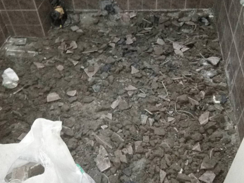 衛(wèi)生間地面拆除裝修：1、若是家里的地磚已經(jīng)是出現(xiàn)部分破損、很多空鼓或者剝落、外層釉質(zhì)已經(jīng)磨損，或難洗的污漬，通常這時(shí)就要對(duì)地磚進(jìn)行拆除更新才行，或是對(duì)它進(jìn)行簡單修補(bǔ)一下就可以了。假如只考慮更換幾塊地磚，這種難度就會(huì)比較大，因?yàn)槭褂昧撕芏嗄曛?，有可能?huì)出現(xiàn)找不到色彩一樣的地磚情況，這樣下去就會(huì)影響美觀。2、假如是為了節(jié)省開支或者手頭不寬裕，那么在地磚基礎(chǔ)完好的情況可以不更換，但是一定要在裝修后期，把所有地磚勾縫鏟除重新做。因?yàn)橐郧伴L期使用過的地磚縫中會(huì)有很多細(xì)菌或臟污存在，必須清除，并且重新勾縫后會(huì)顯得更好看。通常情況下，我們建議您在改造時(shí)把廚房和衛(wèi)生間的地磚一起拆除重做。