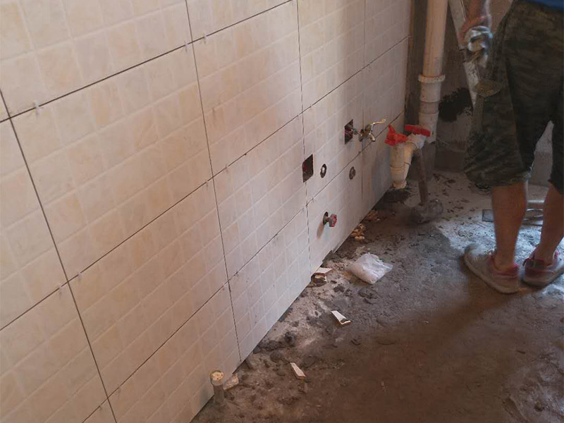 墻面瓷磚鋪貼裝修：1、確保改造墻體能充分干燥；2、基層處理，清理墻面上的各類(lèi)污物，打掃干凈現(xiàn)場(chǎng)，特別是腳落里；3、用泥刀先批墻，后用水泥漿找平；4、墻面要刷防水涂料，防止貼后浸水；5、找水平基準(zhǔn)線，然后把攪拌好的粘結(jié)劑漿料均勻的刮到墻上；5、水平檢測(cè)瓷磚鋪貼完后，工人會(huì)用專(zhuān)業(yè)測(cè)量?jī)x，來(lái)檢查貼后瓷磚的平整度，確保最終的效果令客戶(hù)滿(mǎn)意，鋪貼好的瓷磚一定要有保護(hù)措施，可以用薄膜來(lái)加以保護(hù)。