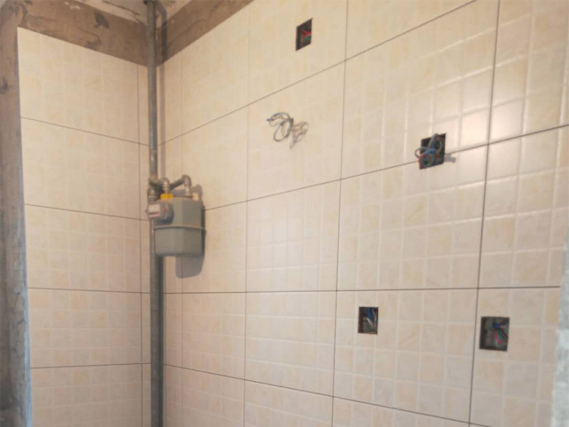 墻面瓷磚鋪貼裝修：1、確保改造墻體能充分干燥；2、基層處理，清理墻面上的各類(lèi)污物，打掃干凈現(xiàn)場(chǎng)，特別是腳落里；3、用泥刀先批墻，后用水泥漿找平；4、墻面要刷防水涂料，防止貼后浸水；5、找水平基準(zhǔn)線，然后把攪拌好的粘結(jié)劑漿料均勻的刮到墻上；5、水平檢測(cè)瓷磚鋪貼完后，工人會(huì)用專(zhuān)業(yè)測(cè)量?jī)x，來(lái)檢查貼后瓷磚的平整度，確保最終的效果令客戶(hù)滿(mǎn)意，鋪貼好的瓷磚一定要有保護(hù)措施，可以用薄膜來(lái)加以保護(hù)。