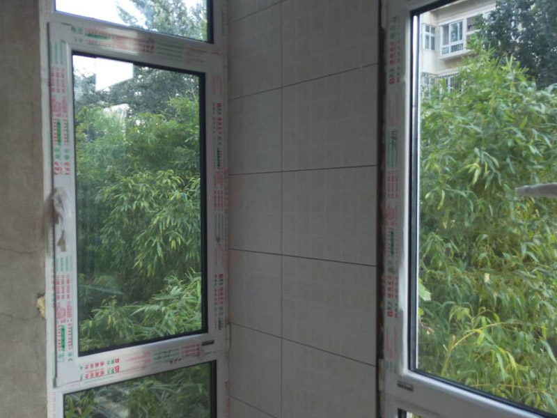 墻面瓷磚鋪貼裝修：1、確保改造墻體能充分干燥；2、基層處理，清理墻面上的各類(lèi)污物，打掃干凈現(xiàn)場(chǎng)，特別是腳落里；3、用泥刀先批墻，后用水泥漿找平；4、墻面要刷防水涂料，防止貼后浸水；5、找水平基準(zhǔn)線，然后把攪拌好的粘結(jié)劑漿料均勻的刮到墻上；5、水平檢測(cè)瓷磚鋪貼完后，工人會(huì)用專(zhuān)業(yè)測(cè)量?jī)x，來(lái)檢查貼后瓷磚的平整度，確保最終的效果令客戶(hù)滿(mǎn)意，鋪貼好的瓷磚一定要有保護(hù)措施，可以用薄膜來(lái)加以保護(hù)。