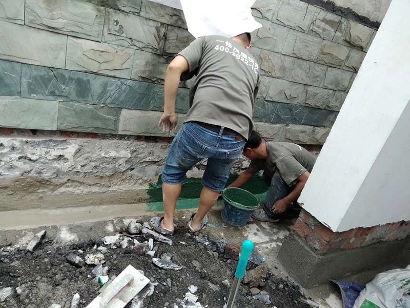 屋頂排水溝改造防水：一、確定排水坡面的數目：一般情況下，臨街建筑平屋頂屋面寬度小于12m時，可采用單坡排水；其寬度大于12m時，宜采用雙坡排水。坡屋頂應結合建筑造型要求選擇單坡、雙坡或四坡排水。二、劃分排水區(qū)：劃分排水區(qū)的目的在于合理地布置水落管。排水區(qū)的面積是指屋面水平投影的面積，每一根水落管的屋面最大匯水面積不宜大于200m2。雨水口的間距在18~24m。三、確定天溝所用材料和斷面形式及尺寸天溝即屋面上的排水溝，位于檐口部位時又稱檐溝。設置天溝的目的是匯集屋面雨水，并將屋面雨水有組織地迅速排除。天溝根據屋頂類型的不同有多種做法。如坡屋頂中可用鋼筋混凝土、鍍鋅鐵皮、石棉水泥等材料做成槽形或三角形天溝。平屋頂的天溝一般用鋼筋混凝土制作，當采用女兒墻外排水方案時，可利用傾斜的屋面與垂直的墻面構成三角形天溝；當采用檐溝外排水方案時，通常用專用的槽形板做成矩形天溝。