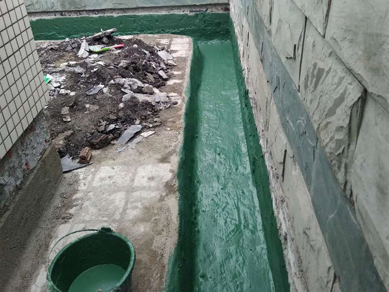 屋頂排水溝改造防水：一、確定排水坡面的數目：一般情況下，臨街建筑平屋頂屋面寬度小于12m時，可采用單坡排水；其寬度大于12m時，宜采用雙坡排水。坡屋頂應結合建筑造型要求選擇單坡、雙坡或四坡排水。二、劃分排水區(qū)：劃分排水區(qū)的目的在于合理地布置水落管。排水區(qū)的面積是指屋面水平投影的面積，每一根水落管的屋面最大匯水面積不宜大于200m2。雨水口的間距在18~24m。三、確定天溝所用材料和斷面形式及尺寸天溝即屋面上的排水溝，位于檐口部位時又稱檐溝。設置天溝的目的是匯集屋面雨水，并將屋面雨水有組織地迅速排除。天溝根據屋頂類型的不同有多種做法。如坡屋頂中可用鋼筋混凝土、鍍鋅鐵皮、石棉水泥等材料做成槽形或三角形天溝。平屋頂的天溝一般用鋼筋混凝土制作，當采用女兒墻外排水方案時，可利用傾斜的屋面與垂直的墻面構成三角形天溝；當采用檐溝外排水方案時，通常用專用的槽形板做成矩形天溝。