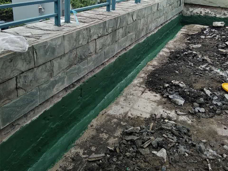 屋頂排水溝改造防水：一、確定排水坡面的數目：一般情況下，臨街建筑平屋頂屋面寬度小于12m時，可采用單坡排水；其寬度大于12m時，宜采用雙坡排水。坡屋頂應結合建筑造型要求選擇單坡、雙坡或四坡排水。二、劃分排水區(qū)：劃分排水區(qū)的目的在于合理地布置水落管。排水區(qū)的面積是指屋面水平投影的面積，每一根水落管的屋面最大匯水面積不宜大于200m2。雨水口的間距在18~24m。三、確定天溝所用材料和斷面形式及尺寸天溝即屋面上的排水溝，位于檐口部位時又稱檐溝。設置天溝的目的是匯集屋面雨水，并將屋面雨水有組織地迅速排除。天溝根據屋頂類型的不同有多種做法。如坡屋頂中可用鋼筋混凝土、鍍鋅鐵皮、石棉水泥等材料做成槽形或三角形天溝。平屋頂的天溝一般用鋼筋混凝土制作，當采用女兒墻外排水方案時，可利用傾斜的屋面與垂直的墻面構成三角形天溝；當采用檐溝外排水方案時，通常用專用的槽形板做成矩形天溝。