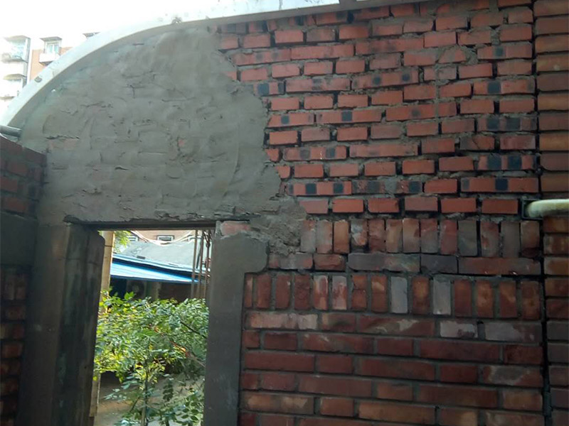 庭院砌墻裝修：首先準(zhǔn)備好材料，有輕質(zhì)磚、鋼筋、水泥沙等。這些基礎(chǔ)材料一般不會出問題，注意購買中沙。攪拌好水泥砂漿，就可以開始砌墻了。砌墻雖然簡單，但最好也要有圖紙，有些地方需要錯開砌，這樣保證位置正確、工藝標(biāo)準(zhǔn)。新舊墻體連接處，需要植筋，這樣墻體連接穩(wěn)固。植筋需要打鋼筋進(jìn)舊墻體，深度要深；植筋出間隔大約為50厘米。墻上如果有門，需要做門梁，梁內(nèi)要有鋼筋。墻體砌好后，在水泥批蕩前，最好掛網(wǎng)處理，這樣水泥砂漿和墻體能更好結(jié)合，防止以后出現(xiàn)裂痕。批蕩后，要保養(yǎng)一段時間。就是定期灑點(diǎn)水上去啦。