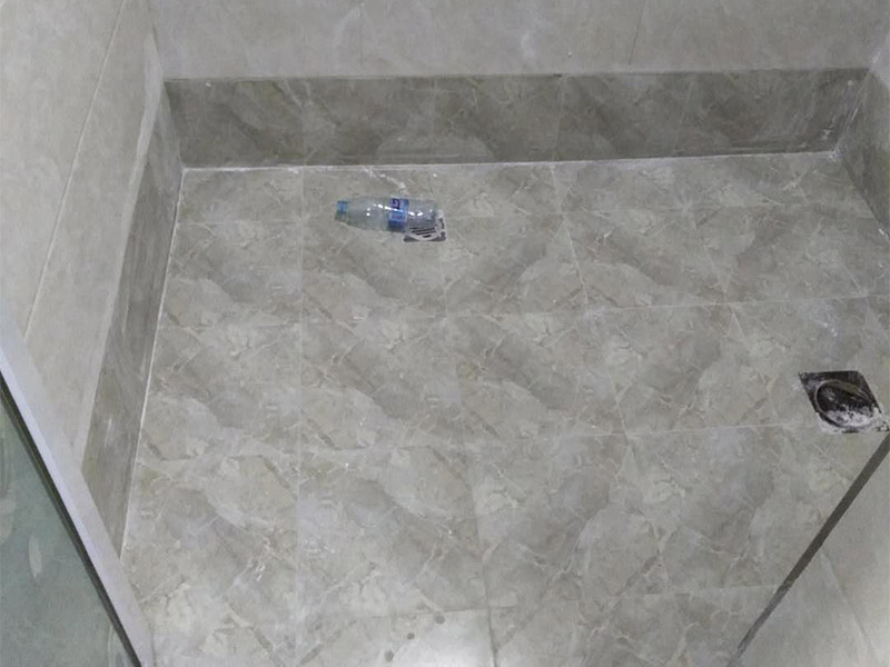 衛(wèi)生間貼瓷磚：瓷磚內(nèi)部有很多細(xì)微的空隙，具有一定的吸水性。如果不泡水或泡水不充分就直接鋪貼的話，瓷磚會將水泥的水分吸走，使得瓷磚與水泥連接部分出現(xiàn)空隙，粘結(jié)不牢，從而造成空鼓、瓷磚脫落等問題；墻面在貼磚前要檢查清理，如果墻體有裂紋必須先進(jìn)行處理；鋪貼瓷磚時，應(yīng)及時將瓷磚縫中多余的粘接材料刮理干凈，等粘接材料凝固后，可以用白水泥、石膏灰漿或色漿將接縫刷一遍，并用棉紗將灰漿擦勻、填滿。